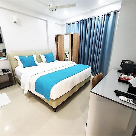 Tour Inn Male Bagian luar foto