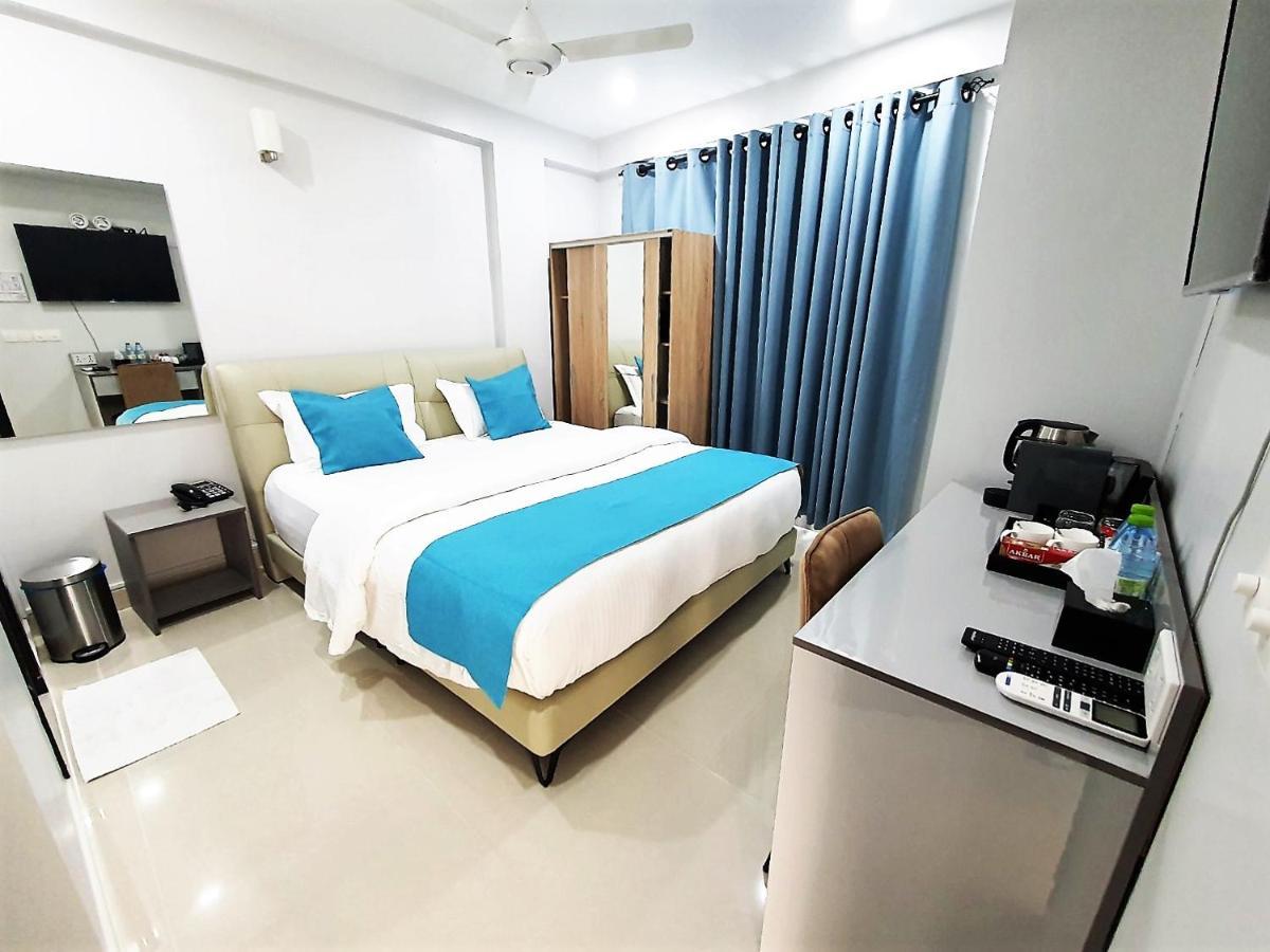 Tour Inn Male Bagian luar foto