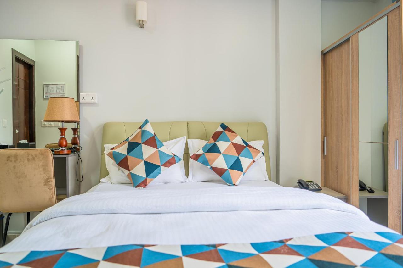 Tour Inn Male Bagian luar foto
