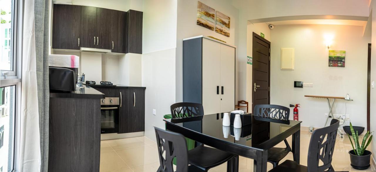 Tour Inn Male Bagian luar foto