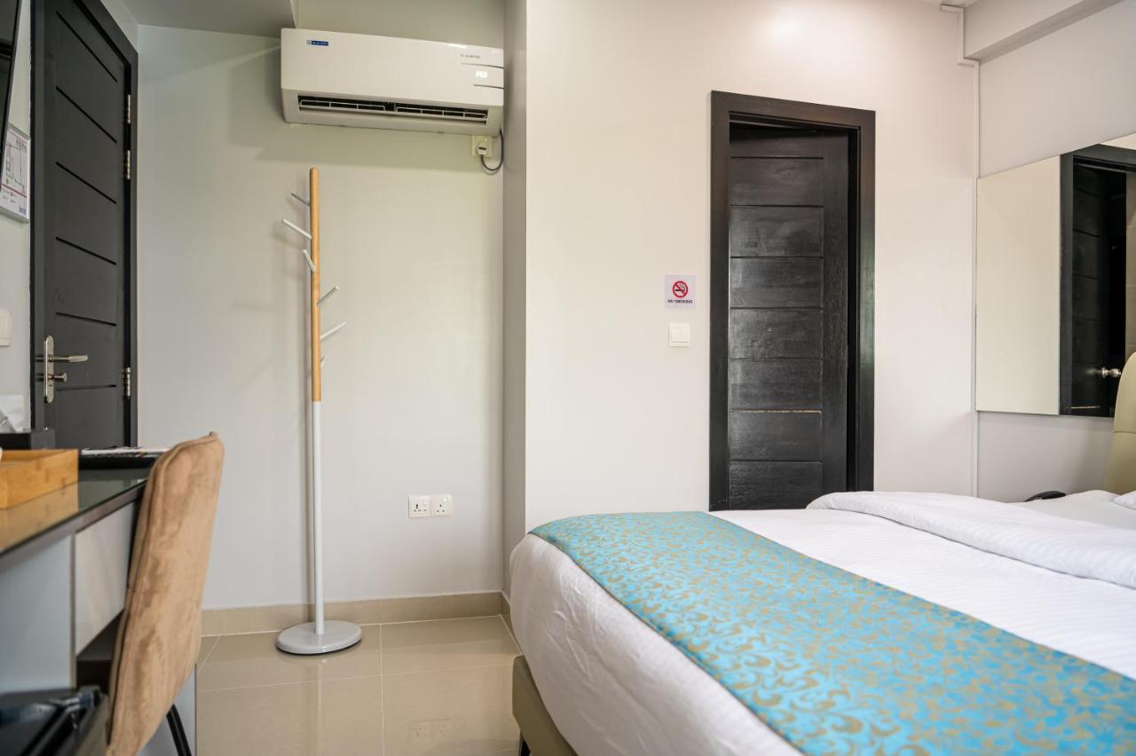 Tour Inn Male Bagian luar foto