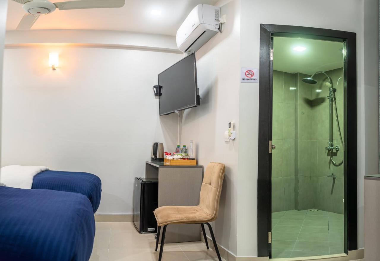 Tour Inn Male Bagian luar foto
