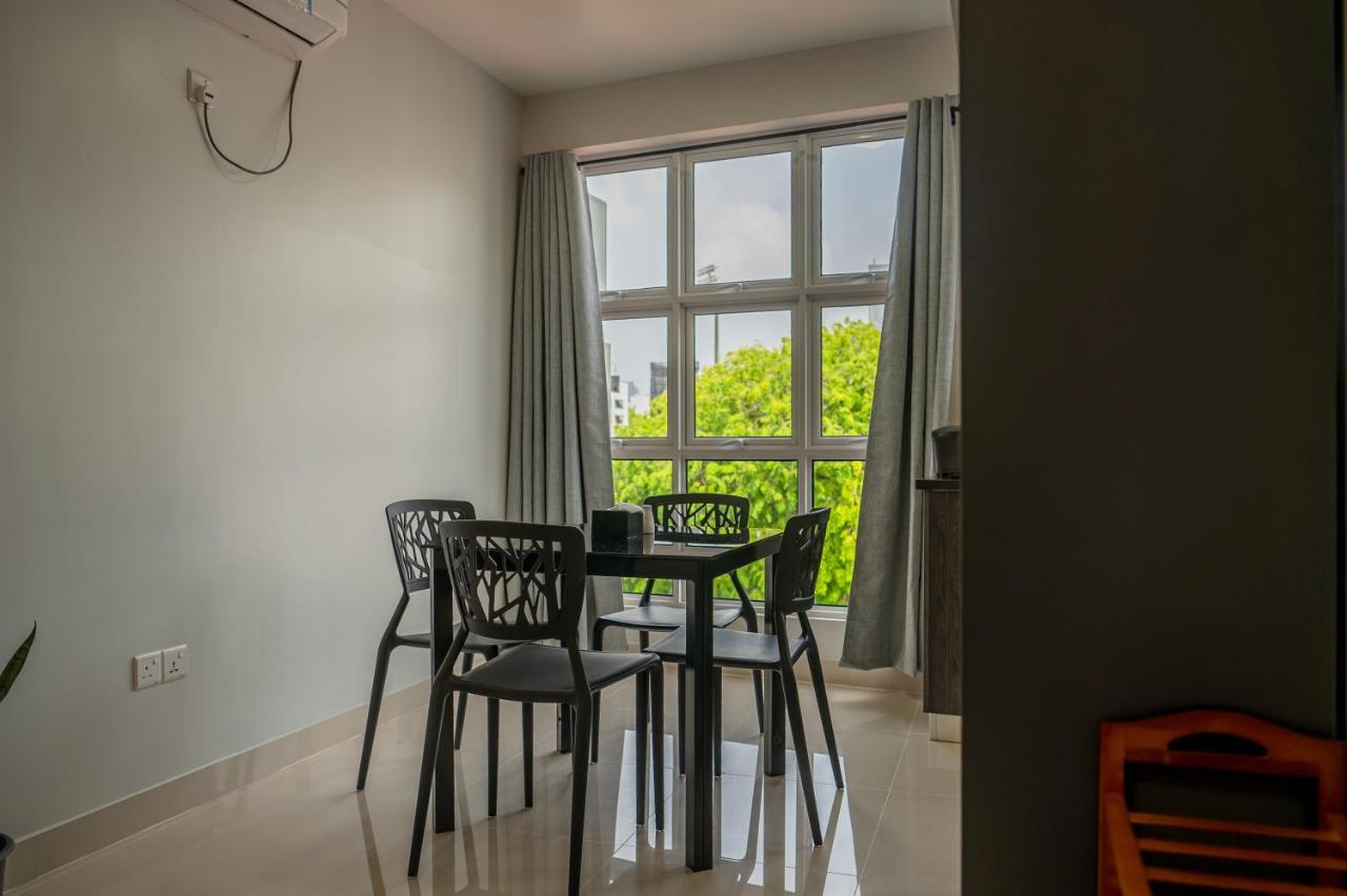 Tour Inn Male Bagian luar foto