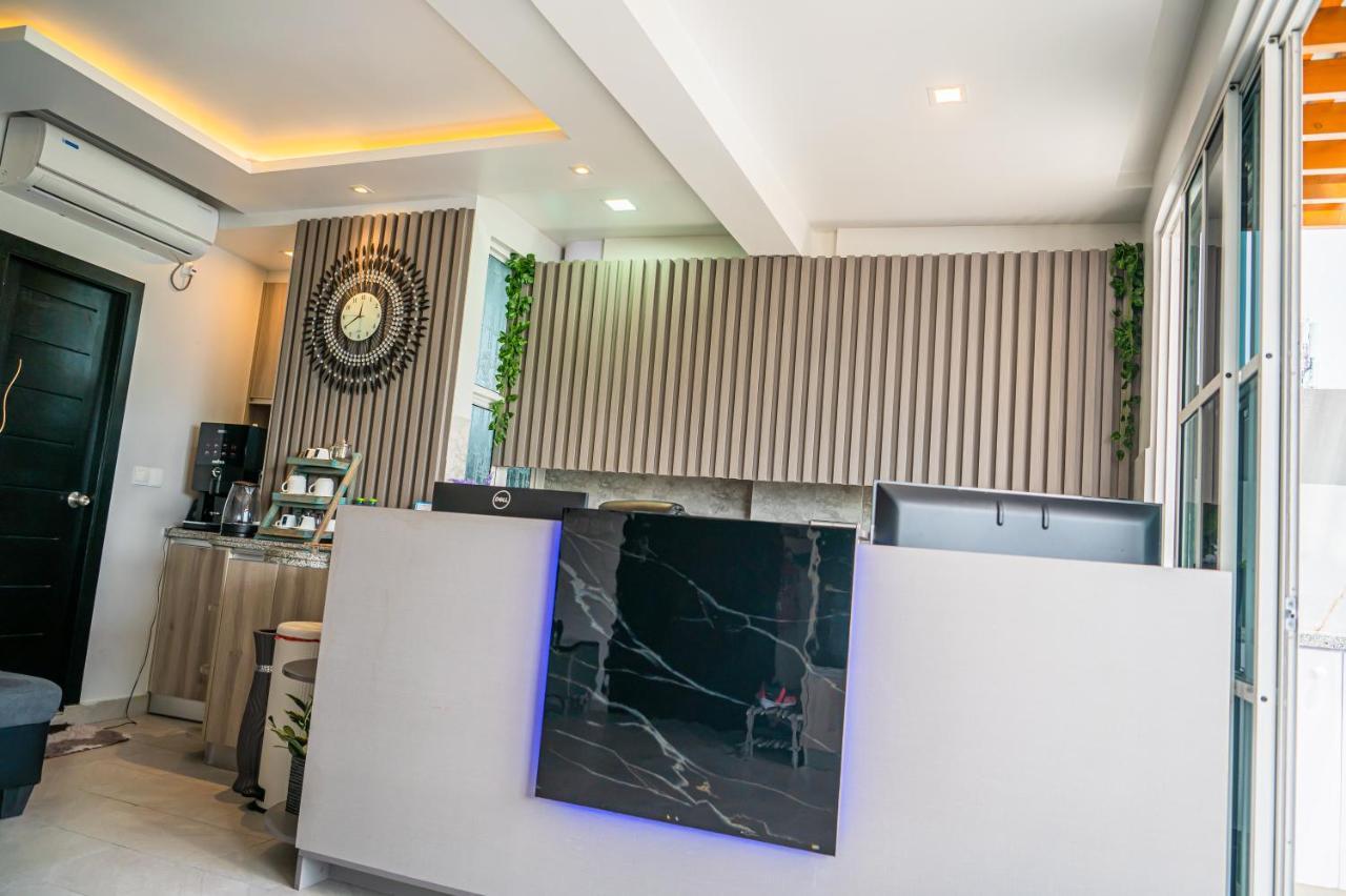 Tour Inn Male Bagian luar foto
